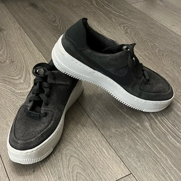 LIKE NEW  2 NIKE SHOSE EUC LIKE NEW Boy main image 3